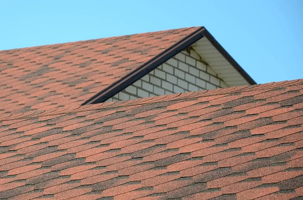 Dach Jest Pokryty Gontów Bitumicznych Brązowy Kolor Jakości Pokrycia Dachowe — Zdjęcie stockowe