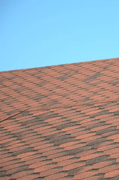 Das Dach Ist Mit Braunen Bitumenschindeln Bedeckt Hochwertige Dacheindeckung — Stockfoto