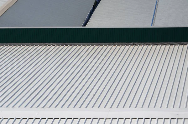 リズミカルな並列救済方向金属灰色屋根 — ストック写真