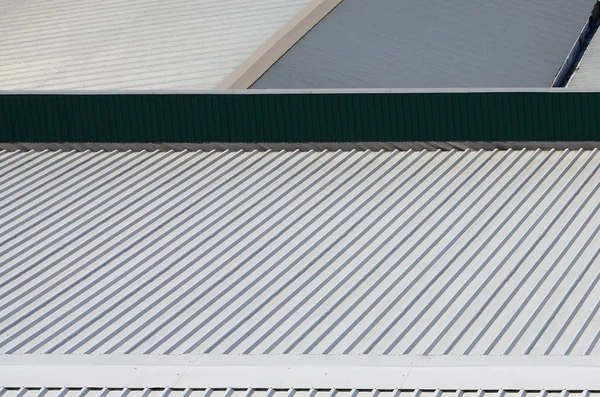 リズミカルな並列救済方向金属灰色屋根 — ストック写真