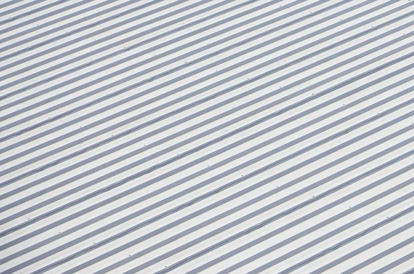 Telhado cinza metálico com direções rítmicas de relevo paralelo — Fotografia de Stock