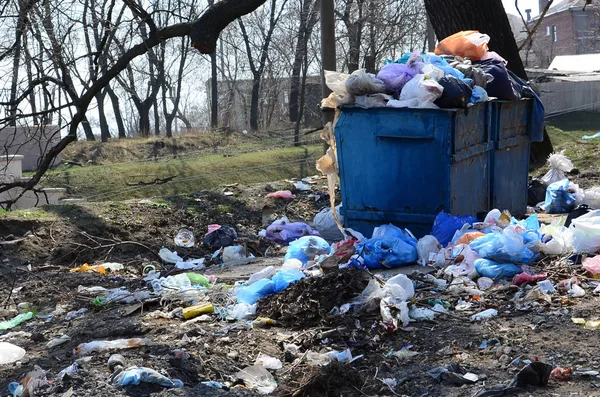 El cubo de basura está lleno de basura y desechos. Eliminación prematura — Foto de Stock