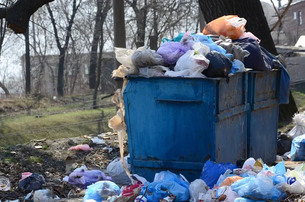 Lata Lixo Embalada Com Lixo Resíduos Remoção Intempestiva Lixo Áreas — Fotografia de Stock