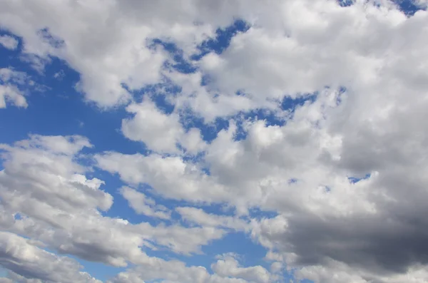 多くの異なるサイズの白い雲と青い空 — ストック写真