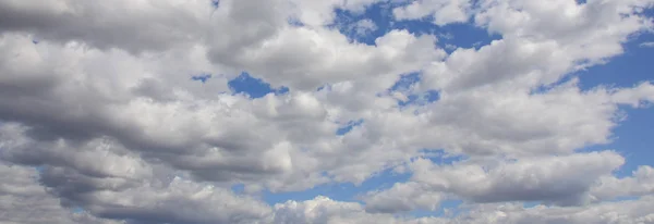 多くの異なるサイズの白い雲と青い空 — ストック写真