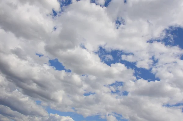 多くの異なるサイズの白い雲と青い空 — ストック写真