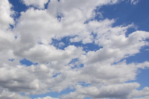 多くの異なるサイズの白い雲と青い空 — ストック写真