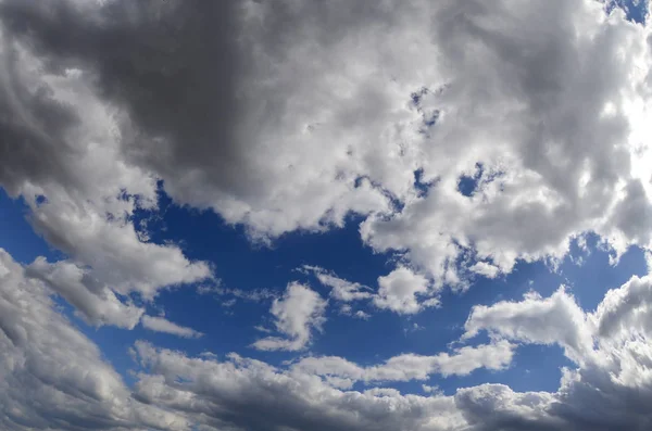 多くの異なるサイズの白い雲と青い空 魚眼レンズの写真 — ストック写真