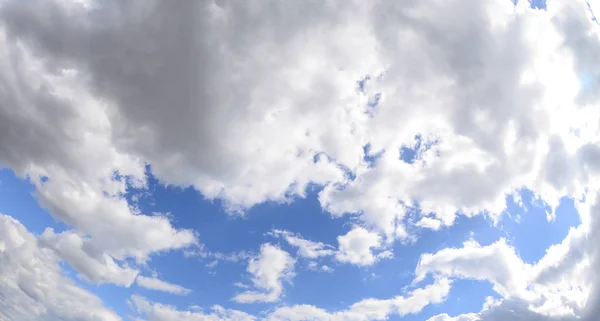 多くの異なるサイズの白い雲と青い空 魚眼レンズの写真 — ストック写真