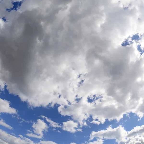 多くの異なるサイズの白い雲と青い空 魚眼レンズの写真 — ストック写真