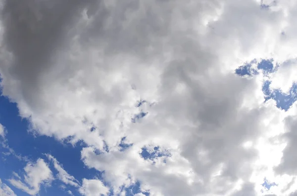 多くの異なるサイズの白い雲と青い空 魚眼レンズの写真 — ストック写真