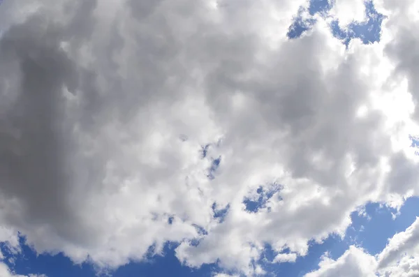 多くの異なるサイズの白い雲と青い空 魚眼レンズの写真 — ストック写真
