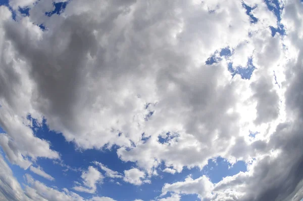 多くの異なるサイズの白い雲と青い空 魚眼レンズの写真 — ストック写真