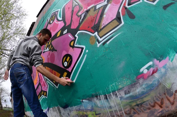 Young Guy Gray Hoodie Paints Graffiti Pink Green Colors Wall — Stock Photo, Image