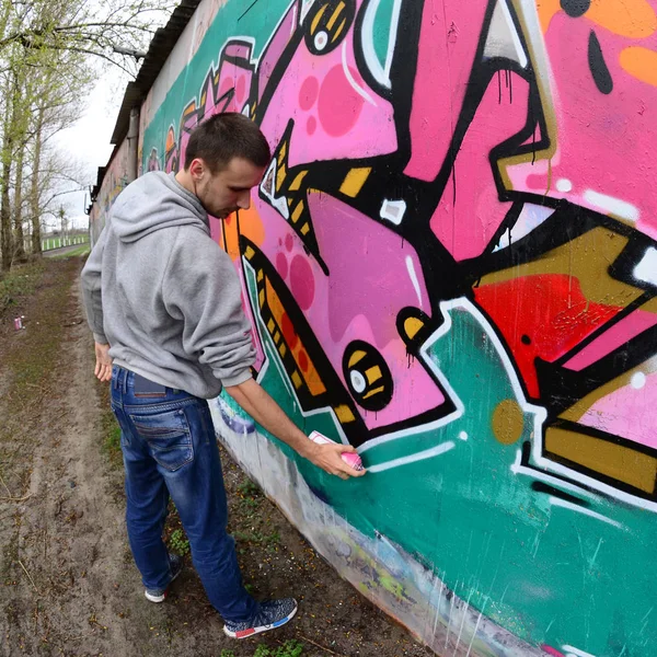 Jeune Homme Avec Sweat Capuche Gris Peint Des Graffitis Couleurs — Photo