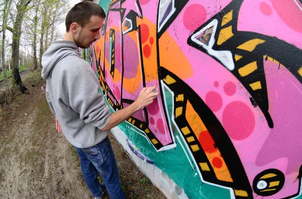 Ung Kille Grå Hoodie Målar Graffiti Rosa Och Gröna Färger — Stockfoto