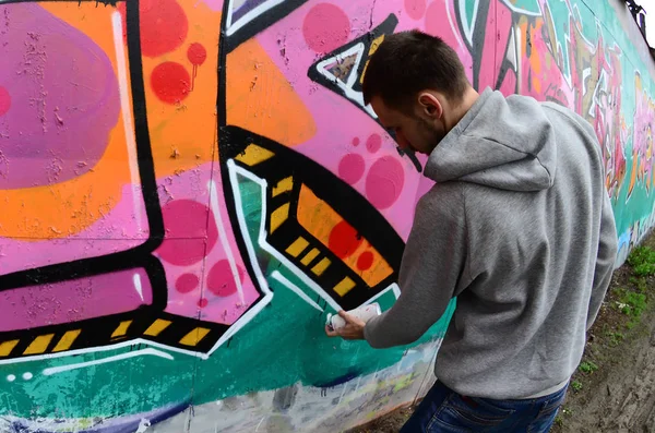 Ung Kille Grå Hoodie Målar Graffiti Rosa Och Gröna Färger — Stockfoto