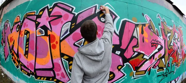 Ung Kille Grå Hoodie Målar Graffiti Rosa Och Gröna Färger — Stockfoto