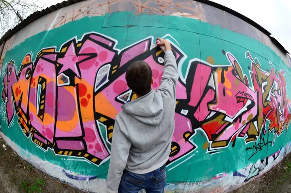 Jeune Homme Avec Sweat Capuche Gris Peint Des Graffitis Couleurs — Photo