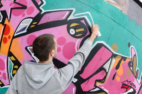 Joven Con Capucha Gris Pinta Graffiti Colores Rosa Verde Una —  Fotos de Stock