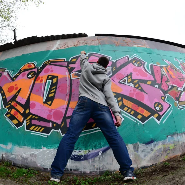 Jeune Homme Avec Sweat Capuche Gris Peint Des Graffitis Couleurs — Photo