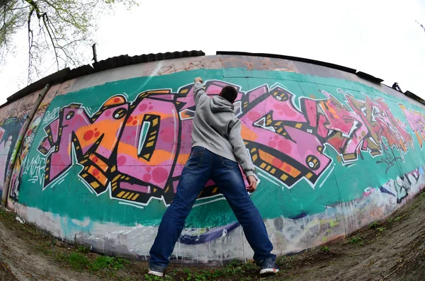 Ragazzo Giovane Con Una Felpa Grigia Dipinge Graffiti Colori Rosa — Foto Stock