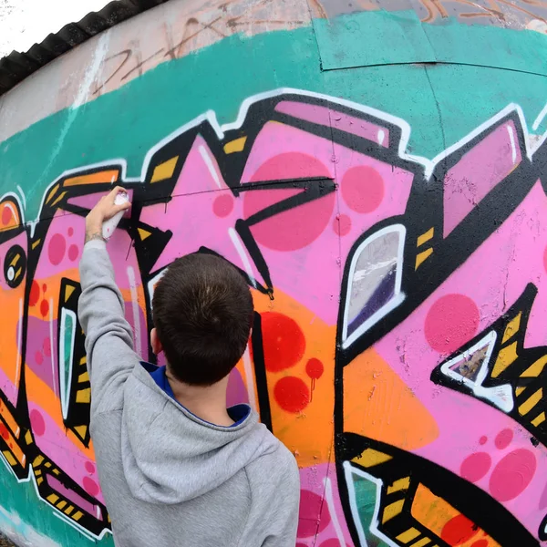 Joven Con Capucha Gris Pinta Graffiti Colores Rosa Verde Una — Foto de Stock