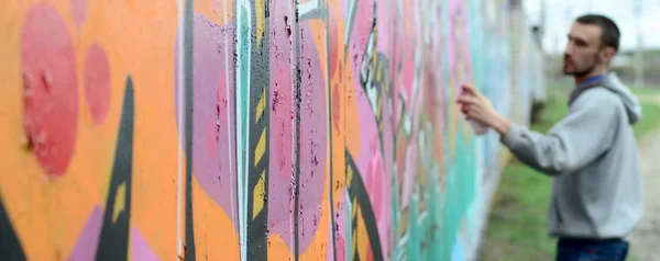 Jovem Capuz Cinza Pinta Grafite Cores Rosa Verde Uma Parede — Fotografia de Stock