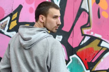 Bir genç grafiti sanatçısı çizim sırasında etrafına bakıyor. Vandal duvardaki resim çizerken undetected olmaya çalışıyor. Holiganizmi ve mülke zarar kavramı