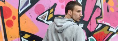 Bir genç grafiti sanatçısı çizim sırasında etrafına bakıyor. Vandal duvardaki resim çizerken undetected olmaya çalışıyor. Holiganizmi ve mülke zarar kavramı