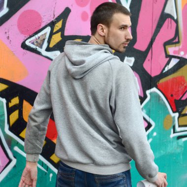 Bir genç grafiti sanatçısı çizim sırasında etrafına bakıyor. Vandal duvardaki resim çizerken undetected olmaya çalışıyor. Holiganizmi ve mülke zarar kavramı