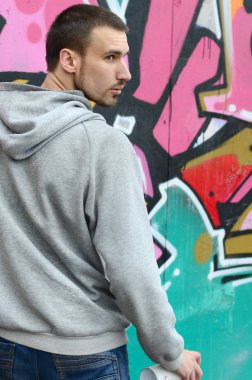 Bir genç grafiti sanatçısı çizim sırasında etrafına bakıyor. Vandal duvardaki resim çizerken undetected olmaya çalışıyor. Holiganizmi ve mülke zarar kavramı