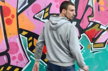 Bir genç grafiti sanatçısı çizim sırasında etrafına bakıyor. Vandal duvardaki resim çizerken undetected olmaya çalışıyor. Holiganizmi ve mülke zarar kavramı