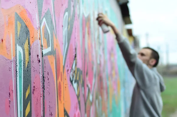 Junger Mann Grauem Kapuzenpullover Malt Graffiti Rosa Und Grünen Farben — Stockfoto