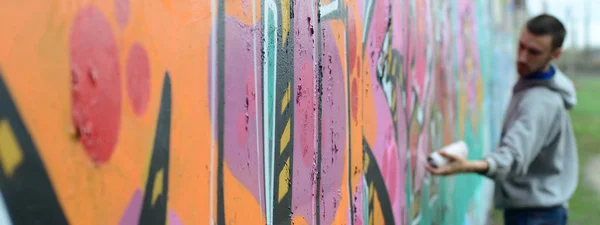 Giovane Ragazzo Con Cappuccio Grigio Dipinge Graffiti Colori Rosa Verdi — Foto Stock