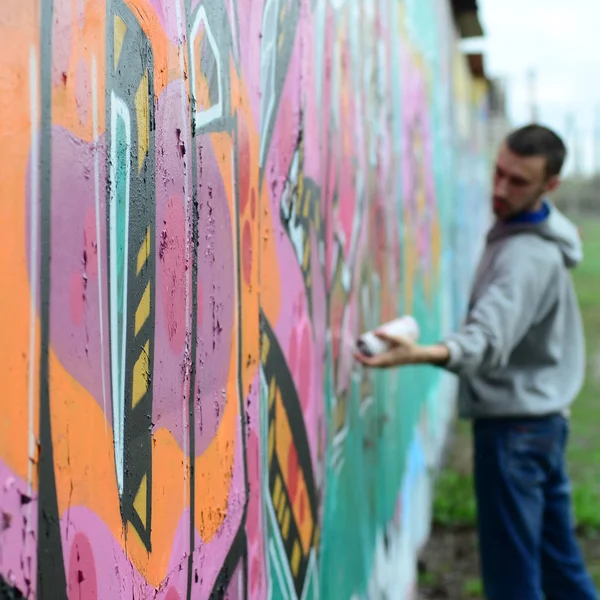 Junger Mann Grauem Kapuzenpullover Malt Graffiti Rosa Und Grünen Farben — Stockfoto