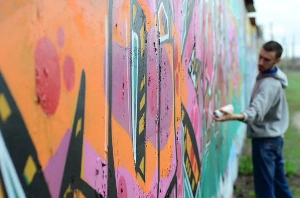 Jovem Capuz Cinza Pinta Grafite Cores Rosa Verde Uma Parede — Fotografia de Stock