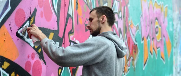 Jeune Homme Avec Sweat Capuche Gris Peint Des Graffitis Aux — Photo