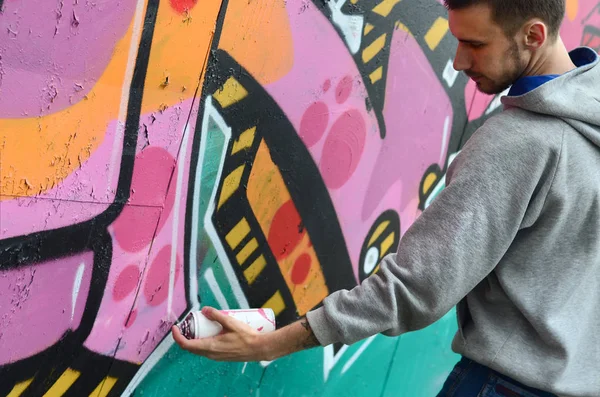 Young Guy Gray Hoodie Paints Graffiti Pink Green Colors Wall — Stock Photo, Image