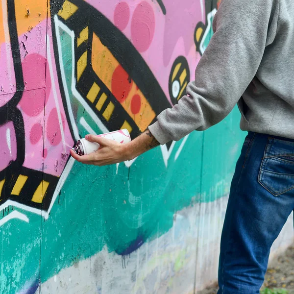 Ręka Młodym Facetem Szara Bluza Kapturem Maluje Graffiti Różowe Zielone — Zdjęcie stockowe