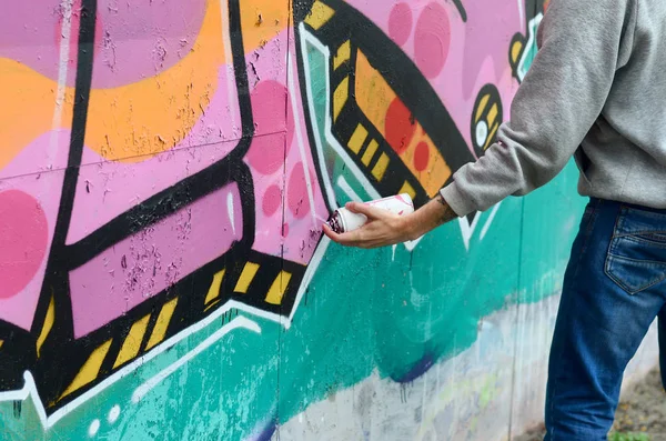 Main Jeune Homme Dans Sweat Capuche Gris Peint Des Graffitis — Photo
