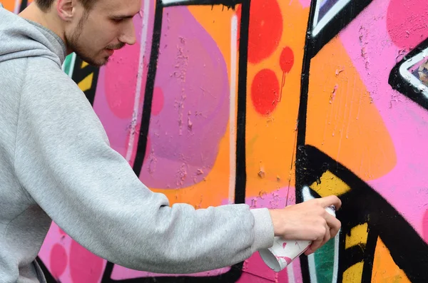 Joven Con Capucha Gris Pinta Graffiti Colores Rosa Verde Una — Foto de Stock