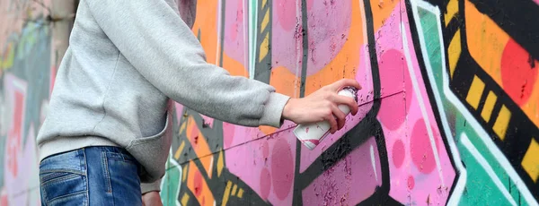 Mano Joven Una Sudadera Gris Pinta Graffiti Colores Rosa Verde — Foto de Stock