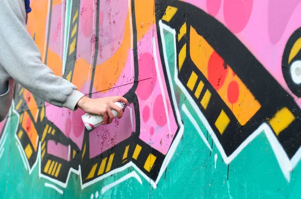 Mano Joven Una Sudadera Gris Pinta Graffiti Colores Rosa Verde — Foto de Stock