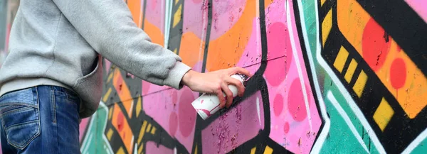 Mano Joven Una Sudadera Gris Pinta Graffiti Colores Rosa Verde — Foto de Stock