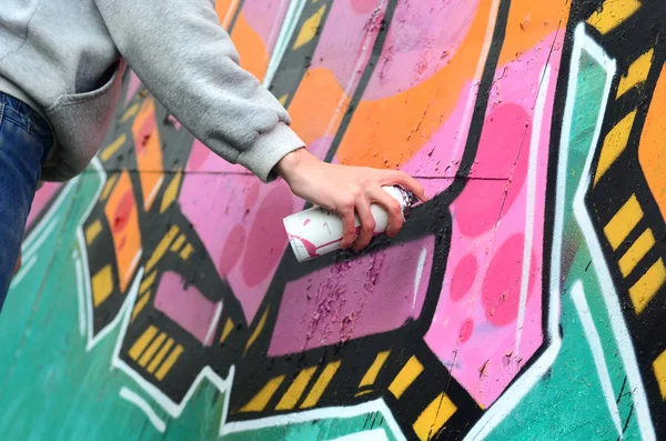 Mano Joven Una Sudadera Gris Pinta Graffiti Colores Rosa Verde — Foto de Stock