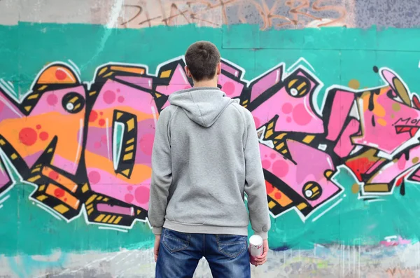 Ung Graffitimålare Grå Hoodie Ser Väggen Med Hans Graffiti Rosa — Stockfoto