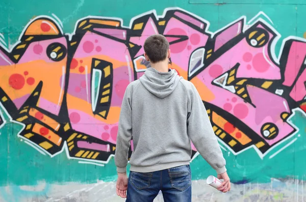 Ung Graffitimålare Grå Hoodie Ser Väggen Med Hans Graffiti Rosa — Stockfoto