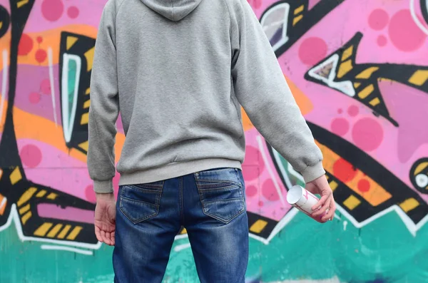 Ein Junger Graffiti Künstler Einem Grauen Kapuzenpullover Blickt Bei Regnerischem — Stockfoto