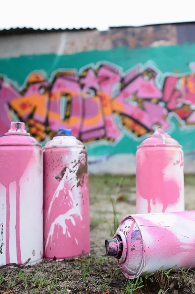 Few Used Paint Cans Lie Ground Wall Beautiful Graffiti Painting — Stock Photo, Image